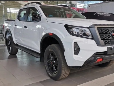 Nissan Frontier PRO4X 4x4 AT