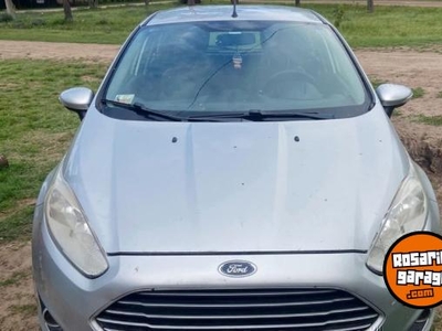 Vendo Ford fiesta kinetic, impecable.