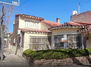 INMOBILIARIA MENDOKEY VENDE CASA FUNCIONAL EN CALLE FORMOSA ESQ. PASAJE MONSEÑOR ZABALZA, CIUDAD DE MENDOZA., Mendoza - 4 habitaciones