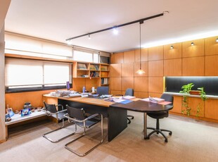Oficina en primer piso - piso exclusivo - amplia- posibilidad cochera