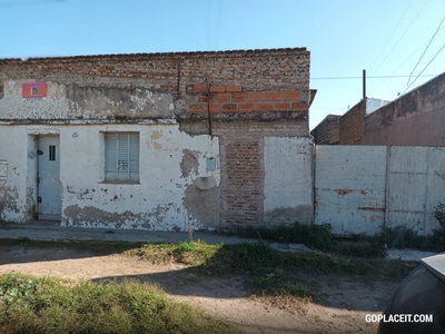 Venta; Casa a refaccionar/restaurar con amplio patio, Bahia Blanca