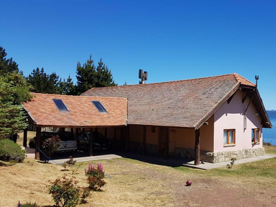 Venta Casa De 3994 M2 De Lote Y 220 M2 Cubiertos, Con Costa De Lago, En Villa Verde, Bariloche