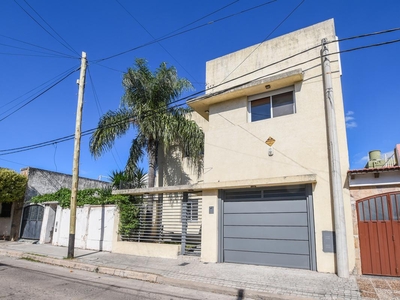 Casa de 2 dormitorios en venta - con cochera y parrillero - Barrio Azcuénaga, Belgrano