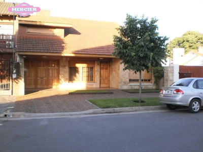 Casa en Alquiler en Miramar sobre calle 11 entre 28 y 30,