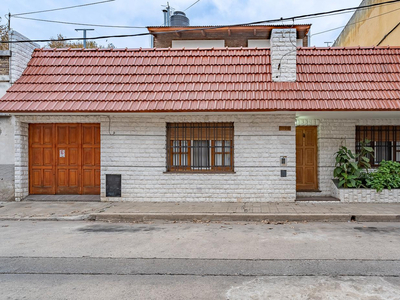 Casa En Venta Dos Dormitorios Y Escritorio - Echesortu - Rosario