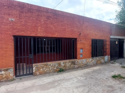 Altura Saavedra y Liniers. Casa y Galpón (Curupayti 5400). Patio. Servicios.