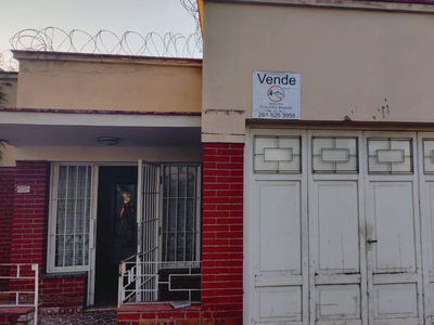 Country Roads Inmobiliaria vende casa en Godoy Cruz