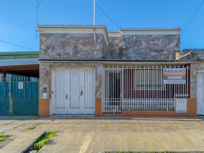 Casa en Venta en Ensenada sobre calle Haramboure, buenos aires