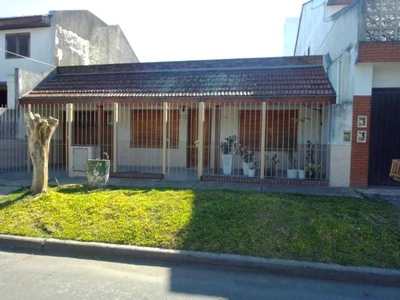 Casa en Venta en El Palomar - Gdor D´amico 2100 - 2 dorm - 3 amb - 90 m2 - 300 m2 tot.