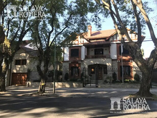 Venta Casa 50 años 6 dormitorios, con balcón, Norte, Corrientes Entre Wineberg Y Salta, Olivos