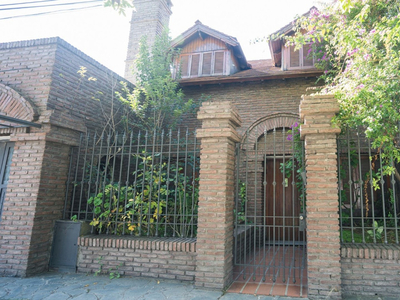 Casa De 4 Dormitorios En Venta En La Plata
