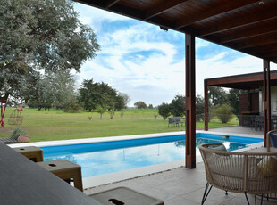 Casa En Venta En La Carolina Golf Y Country Club , De 3 Dormitorios Con Vista Al Campo De Golf, Rosario