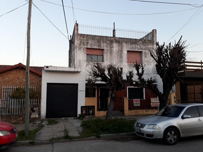 Casa dos familias en Venta en Luis Guillón
