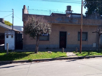 Casa sobre calle Cecilia Grierson nº 1461, entre Jujuy y Correa, en Luis Guillón.