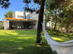 Casa Temporal 5 ambientes 10 años, 1130m2, 2 cocheras, Golf 0, Pinamar, Costa Atlantica | Inmuebles Clarín
