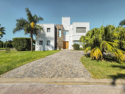 Casa de revista 4 dormitorios con jardín y pileta en Miraflores Funes Hills
