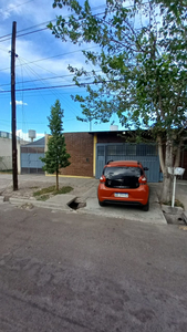 Alquilo Casa de 3 dormitorios en calle Corrientes de Las Heras, a 500 metros de calle San Martín.