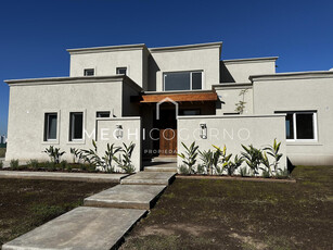Casa 4 Dormitorios Venta En Santa Ana, Villa Nueva