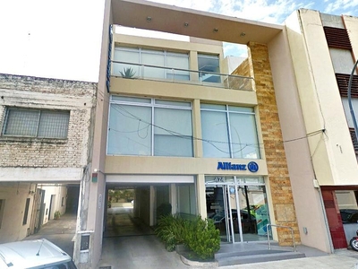 Edificio Comercial Desarrollado En Planta Baja, 3 Pisos De Oficinas Y Azotea.