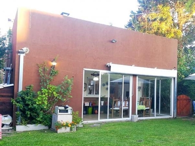 Casa en Alquiler en Moreno sobre calle Country Club Barrio Banco Provincia, buenos aires