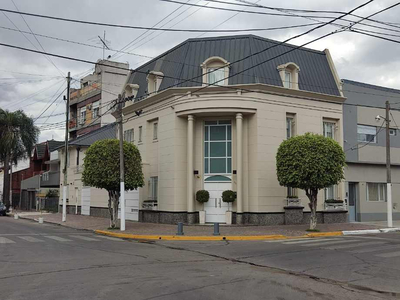 Unica Casa En Esquina Ramos Mejia - Venta