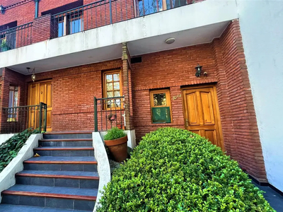Casa Venta 5 ambientes 22 años, 350m2, con balcón, Alberdi 1000, Olivos Vias/Maipu, Zona Norte