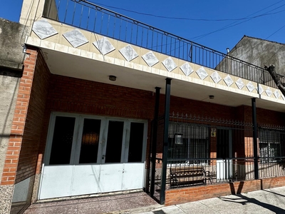 VENTA Casa 3 ambientes, cochera, patio y pileta San Justo, centro La Matanza