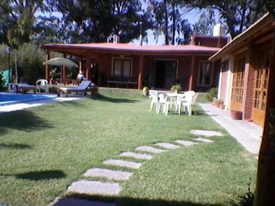Casa Quinta En Zonda - Terreno = 1.500 M2 - 3 Dormit. Y 2 Baños - Quincho Cerrado , Piscina Y Cancha De Tenis.-