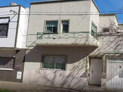 Venta de Casa - 8 e/ 64 y 65, La Plata - 4 dormitorios - 2 baños - 100.00 m2
