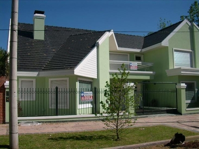 Casa en Alquiler en Miramar sobre calle 24 1003,