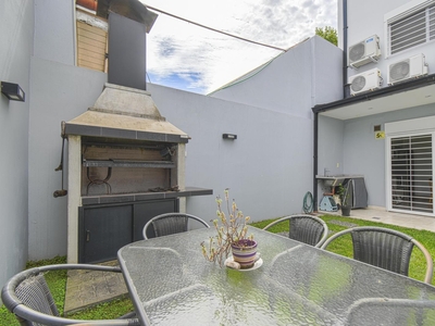 VENTA Casa 5 ambientes en Olivos con jardín y cochera