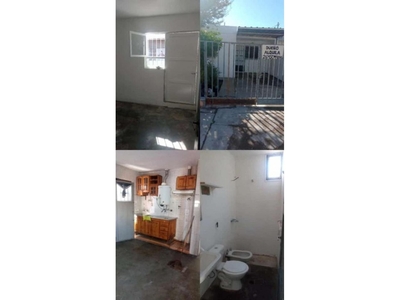 Alquiler Casa 3 Habitaciones, Baño, Garage, Pequeño Patio, Cocina Comedor. Bº Belgrano, Rawson. Tel: 2645049376