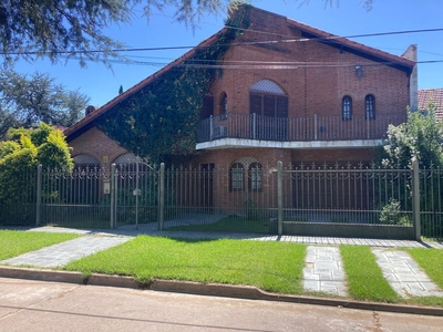 Solida casa en Corimayo Burzaco