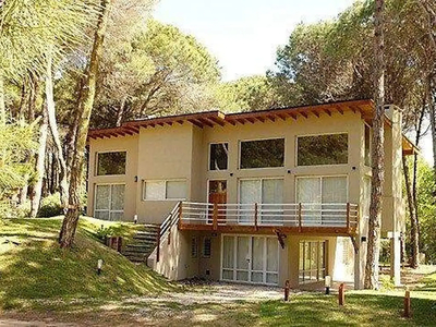 Casa Temporal 7 ambientes, 260m2, 1 cochera, Araucaria 700, Carilo, Costa Atlantica | Inmuebles Clarín