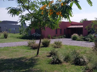 Casa Temporal 8 años 5 ambientes, 6 cocheras, , Praderas De San Lorenzo, San Lorenzo | Inmuebles Clarín