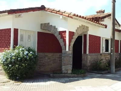 Temporal Casa 40 años 3 dormitorios, 1 cochera, 140m2, 17 1700, Los Pinos, Miramar | Inmuebles Clarín
