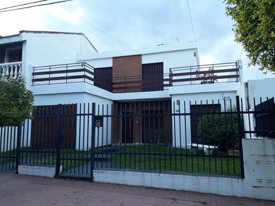 Hermosa Casa En Venta- 3 Dormit- Barrio Maipu Ii Sección!