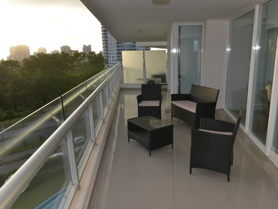 En Venta Apartamento 4 Dormitorios En Suite, Servicios, Vista Parcial Al Mar, Punta Del Este.