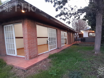 Venta De Casa 3 Ambientes Con Quincho, Cochera Y Piscina En Quilmes Oeste