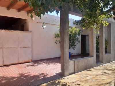 Oportunidad Casa 3 Dormitorios En Barrio Kennedy - A 100 Mts De La Plaza - Ampliaciones Varias Y Cochera - Santa Lucia.-