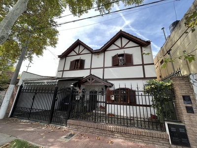 Venta Casa De Tres Dormitorios Con Cochera Y Patio. Fisherton, Rosario