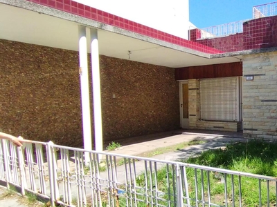 Casa en Caseros- Centro- 4 ambientes- Parrilla -Terraza - Lavadero - Cochera