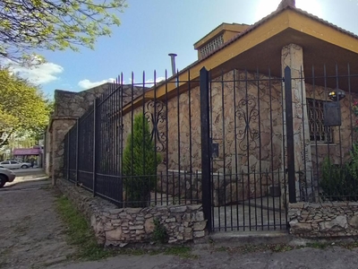 Casa en Luis Guillon- 4 AMBIENTES - COCHERA - PARRILLA- QUINCHO-PERMUTA EN LA COSTA