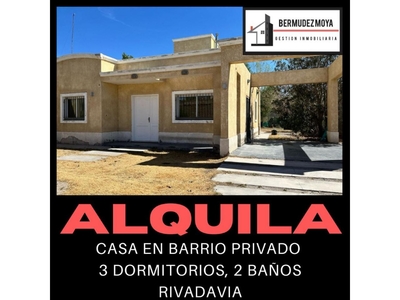 Alquiler. Casa En Rivadavia, Barrio Privado De 3 Dormitorios Y 2 Baños