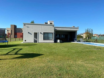Casa en Temporario en Canning - B° Priv - Barrio Privado Cruz Del Sur - 3 dorm - 4 amb - 152 m2 - 822 m2 tot.