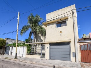 Casa de 2 dormitorios en venta - con cochera y parrillero - Barrio Azcuénaga, Belgrano