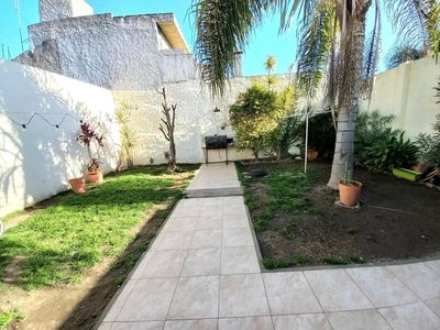 Venta Casa 3 ambientes con patio en Loma Hermosa
