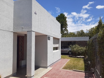 Casa Familiar Super Amplia Zona Barrio Residencial - Calle Rivadavia Casi Urquiza - Capital - Quincho Completo Indep.-