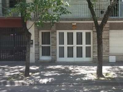 Casa en Venta en Rosario - Dueño directo - Pellegrini Y Sarmiento - 3 dorm - 5 amb - 120 m2 - 144 m2 tot.