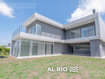 Casa Sobre Lote Al Río, Con 5 Dormitorios En Venta En San Juan - Villanueva